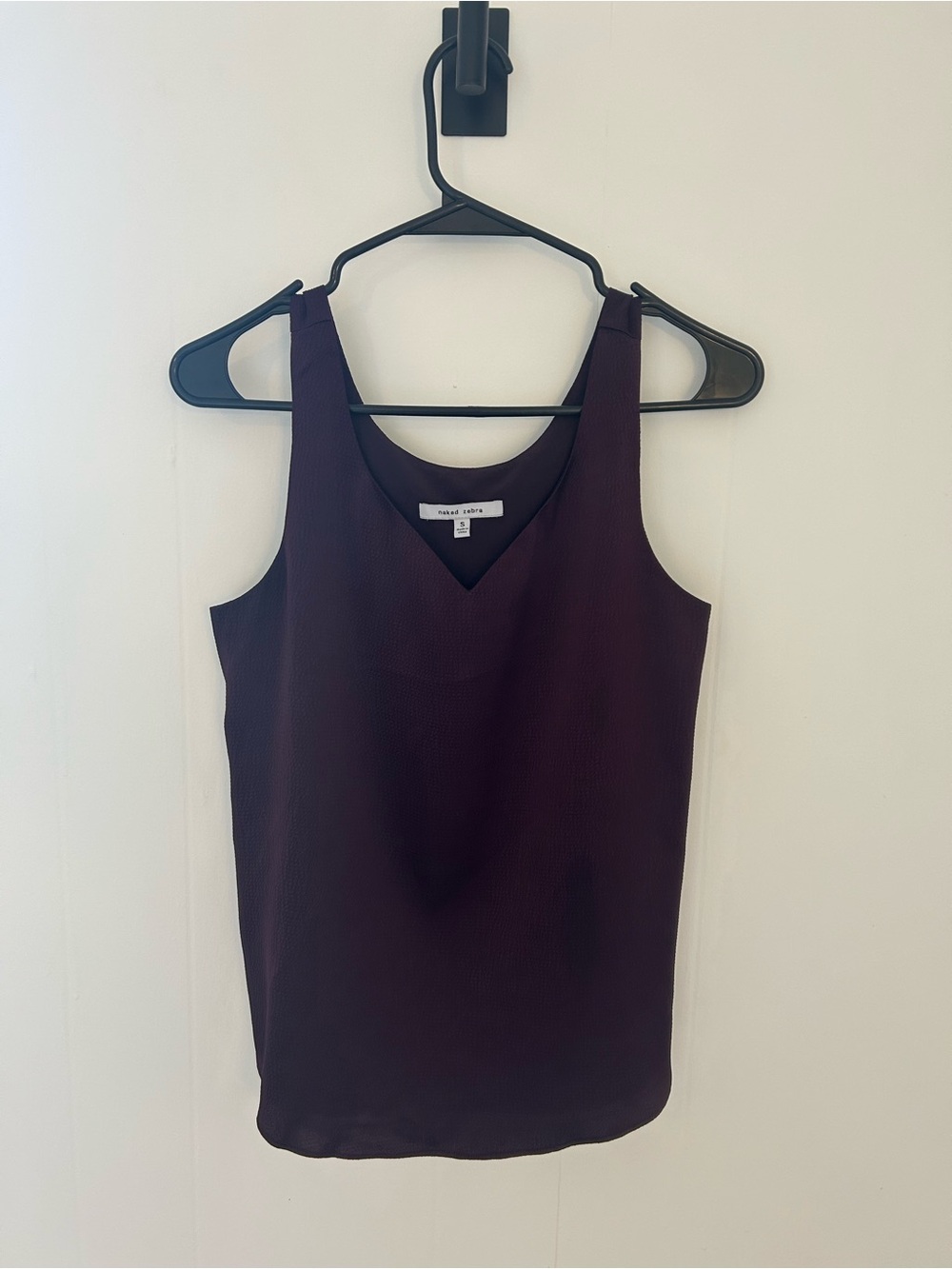 Sleeveless V-Neck Tank Top in Deep Plum